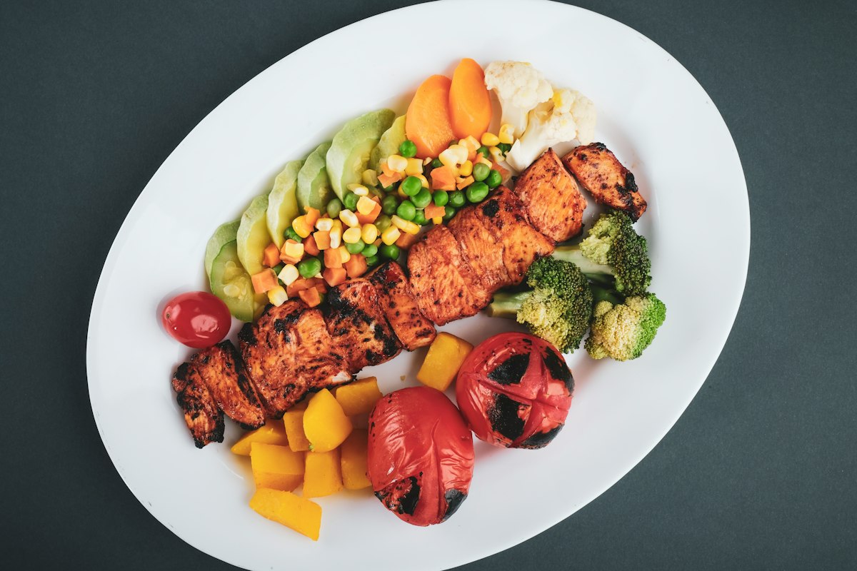 Alimentazione equilibrata con verdure fresche e colorate